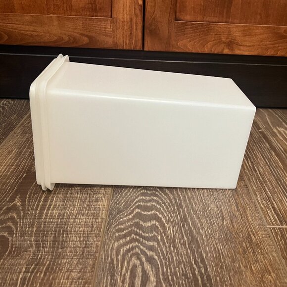 Vintage Tupperware Saltine Saver with Matching Lid - Picture 4 of 9